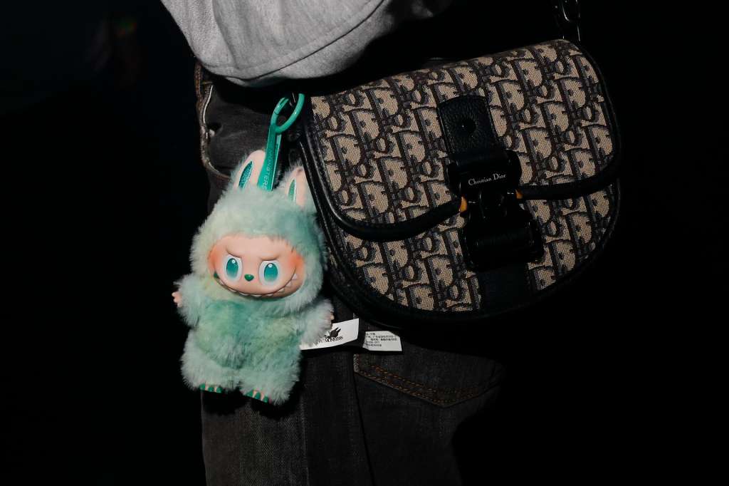 LOS ANGELES (USA), 30/08/2025.- A person has a Labubu doll attached to a bag while attending a Labubu-themed rave at Catch One nightclub in Los Angeles, California, USA, 30 August 2025. EFE/EPA/CAROLINE BREHMAN