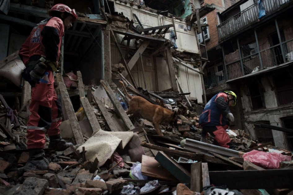De acuerdo con el último recuento oficial, más de 4.300 personas han muerto y más de 7.000 heridas en el terremoto. /AFP