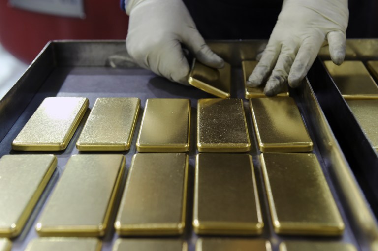 El oro cede, aunque las tensiones en Oriente Medio mantienen los riesgos de inflación