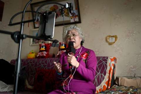 La nueva adicción de los ancianos chinos es transmitir su vida por internet
