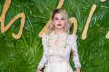 Selena Gómez revive la tendencia de pelo rubio con raíces oscuras