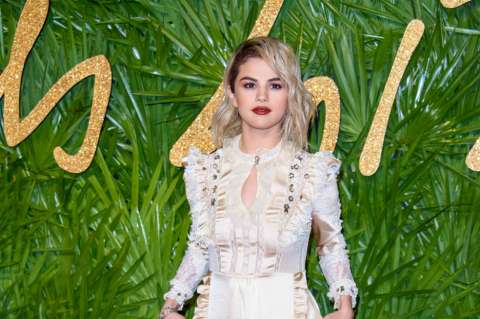 Selena Gómez revive la tendencia de pelo rubio con raíces oscuras