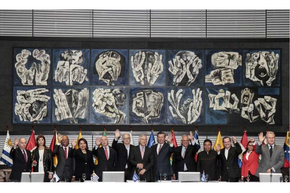 Los cancilleres de la Unión de Naciones Suramericanas (Unasur) posan para las fotos oficiales en la sede de la Unasur en Quito (Ecuador). / Efe