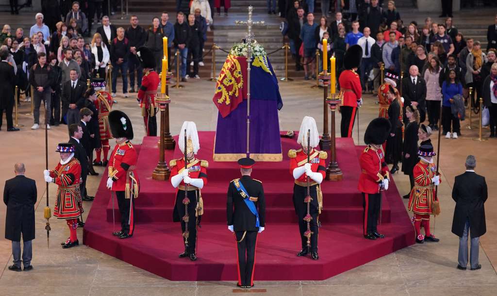 El rito duró aproximadamente un cuarto de hora, y Enrique y Guillermo vistieron su uniforme militar. "Adiós, amada abuela. Fue un honor ser tus nietas y estamos muy orgullosas de ello", escribieron en un mensaje difundido por el Palacio de Buckingham las hijas del príncipe Andrés, Beatriz y Eugenia. "Todos te echaremos mucho de menos".