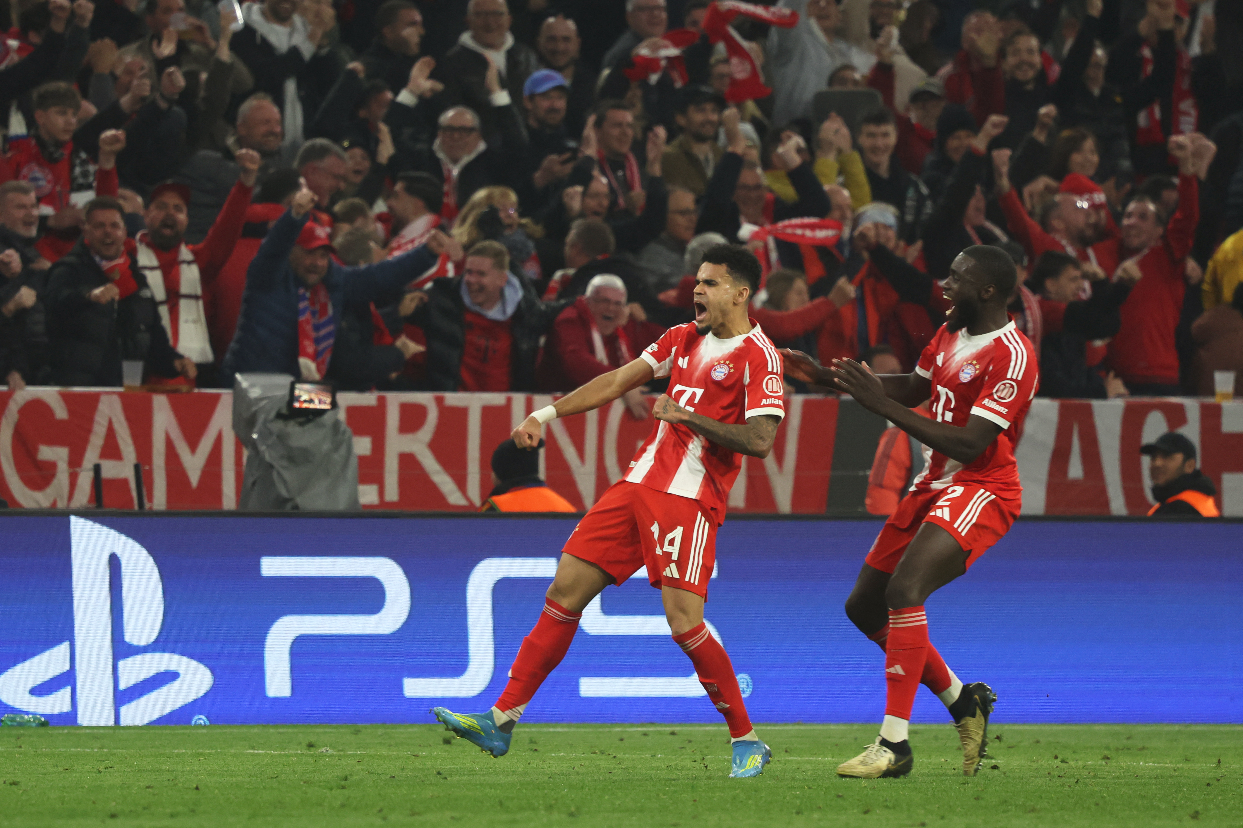 Luis Díaz celebrando su gol.