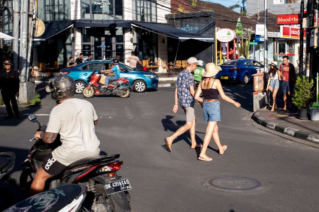 Badung (Indonesia), 09/12/2022.- Foreign tourists walk at a street in Seminyak, Bali, Indonesia, 09 December 2022. The Australian government has issued travel advice for traveler to Indonesia following the new criminal code that will punish sex outside marriage. EFE/EPA/MADE NAGI