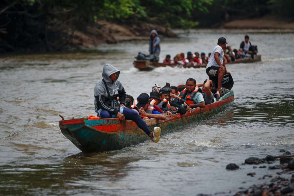 -FOTODELDÍA- AME2780. LAJAS BLANCAS (PANAMÁ), 26/09/2024.- Migrantes llegan en canoas a la Estación Temporal de Recepción Migratoria (ETRM) este jueves, en Lajas Blancas en Darién (Panamá). Los venezolanos siguen siendo mayoría entre los migrantes que atraviesan la selva del Darién, la frontera natural entre Panamá y Colombia, rumbo a Norteamérica, y algunos de ellos hablan de "la peor trampa del mundo", después de que el pasado 28 de julio en las elecciones en Venezuela se proclamó, sin que se difundieran las actas, la victoria del mandatario Nicolás Maduro. EFE/ Bienvenido Velasco