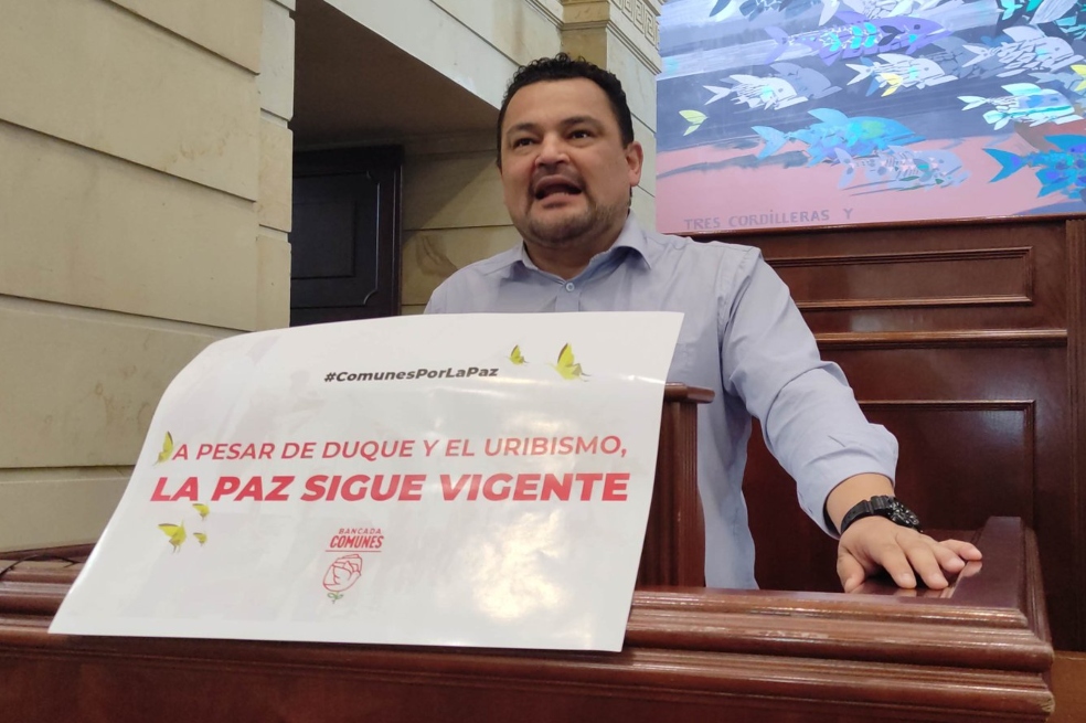Partido Comunes citó al gobierno para dar cuenta por el incumplimiento en la implementación.
