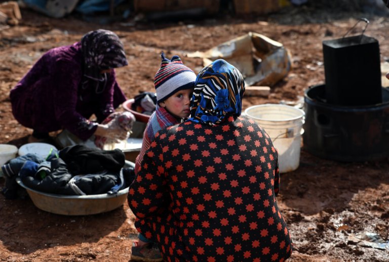 Huir de la guerra y del frío extremo en Siria