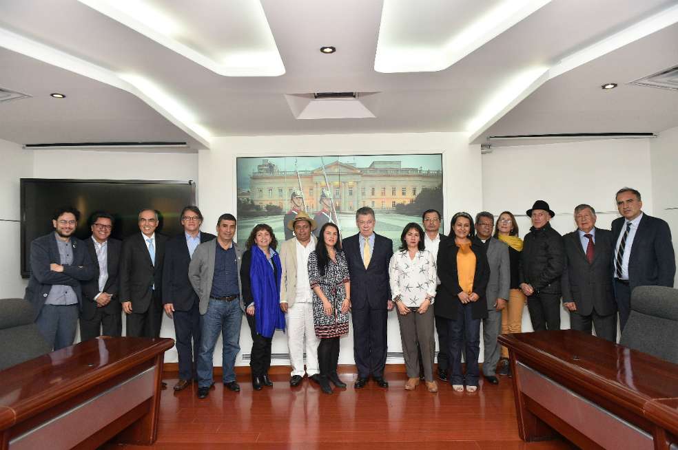El presidente Santos junto a los líderes sociales que viajarán a Ecuador el próximo viernes. / Particular