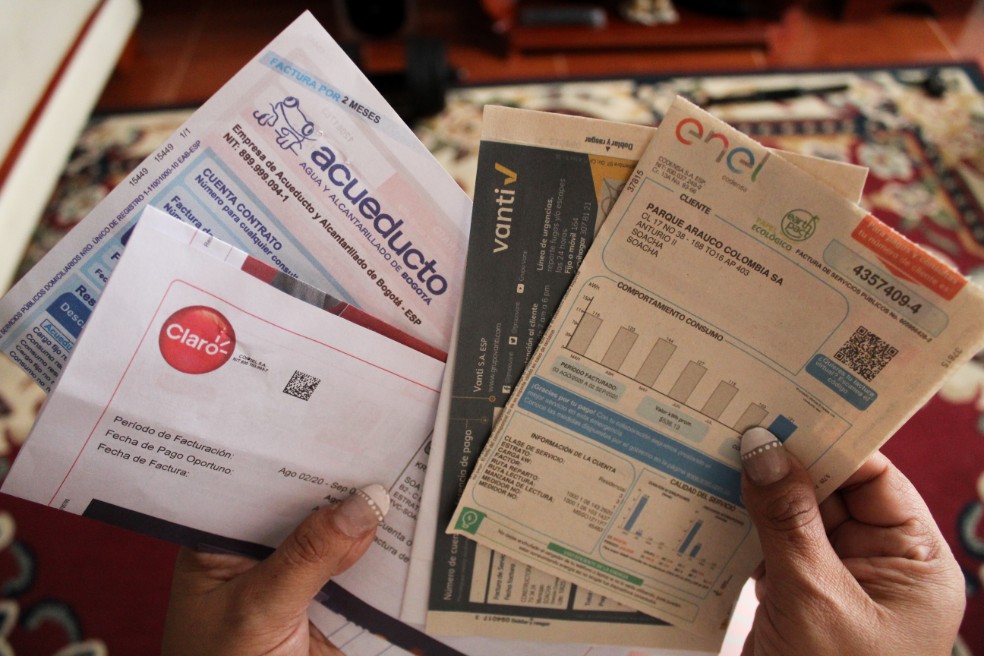 Varias facturas de servicios públicos.