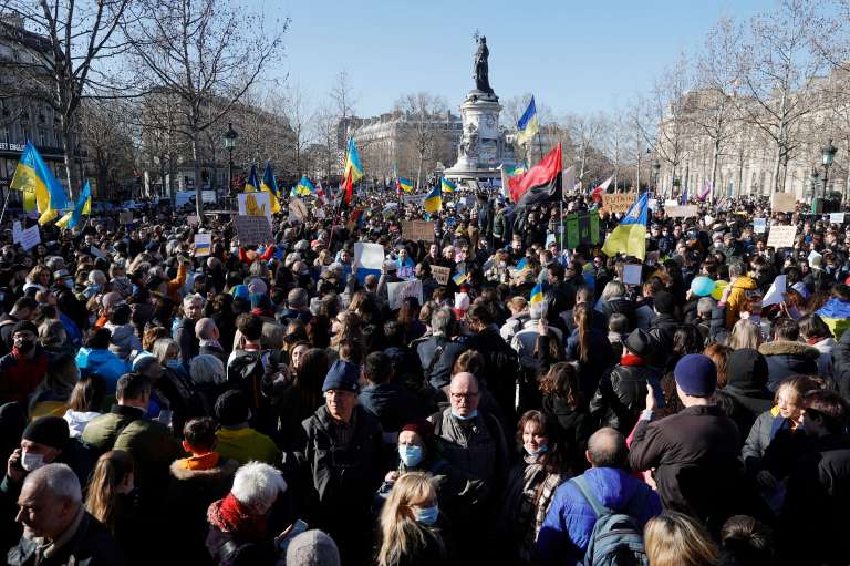 Manifestantes en la Place de la Republique en París, en señal de apoyo a Ucrania.