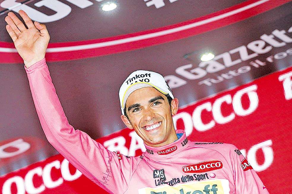 El ciclista español Alberto Contador, con la maglia rosa. / AFP