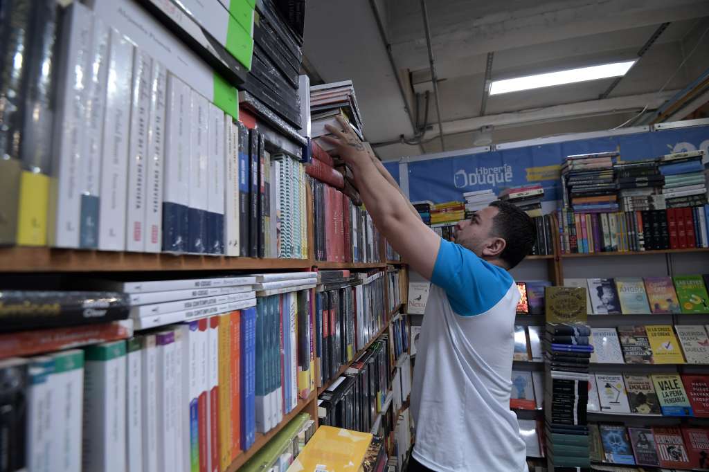Feria del libro 2025, libros antiguos, compradores.