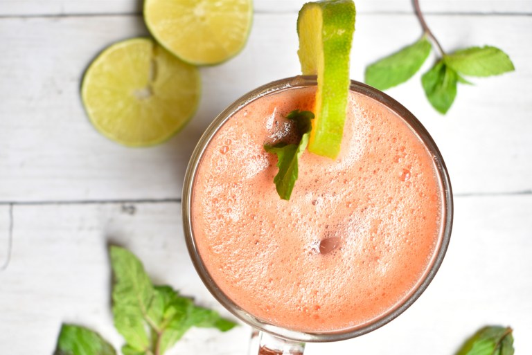 Así se prepara una refrescante limonada de sandia