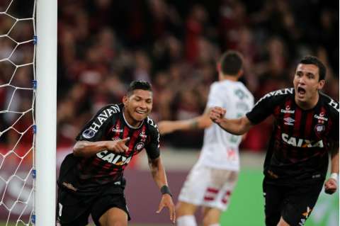 Paranaense venció a Fluminense en la ida y se acerca a su primera final de Sudamericana