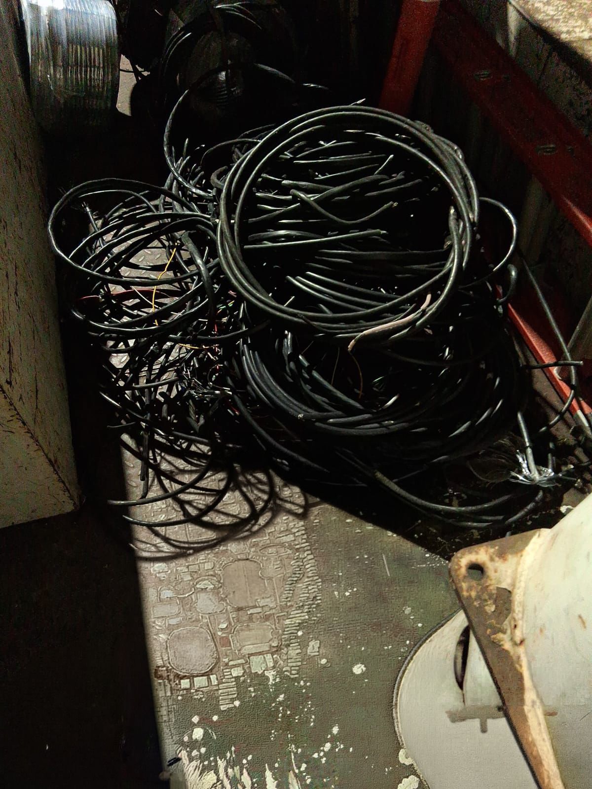 Durante la jornada fueron desmontados cables conectados de forma irregular a la red eléctrica.