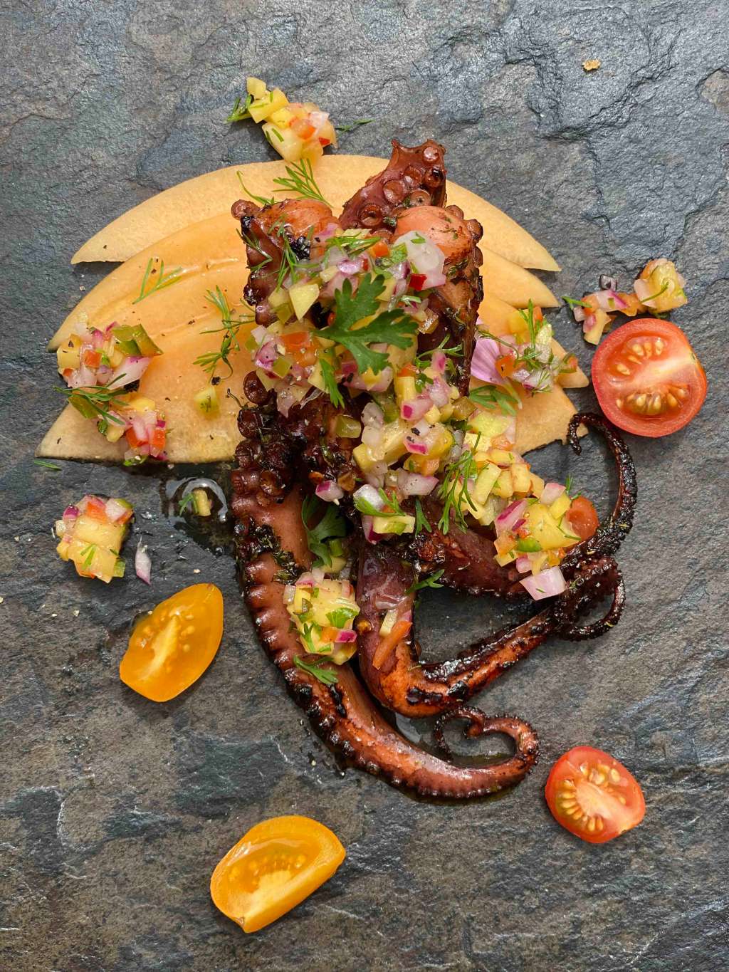 Pulpo asado con picadillo fresco. Receta del chef Leonardo Morán.