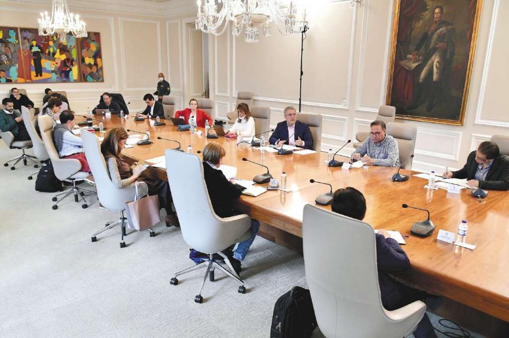 El presidente Iván Duque en reunión con el equipo para enfrentar la crisis por el coronavirus.  / Presidencia