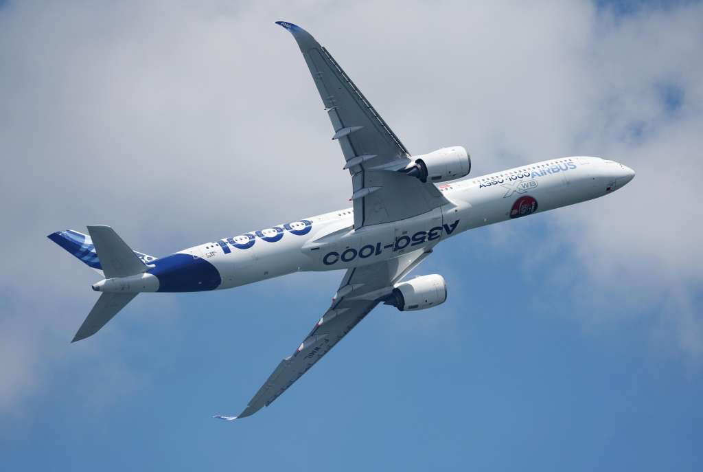 Singapore (Singapore), 20/02/2024.- The Airbus A350-1000 flies past during an aerial flying display on the first day of the Singapore Airshow at Changi Exhibition Centre in Singapore in 20 February 2024. The biennial Singapore Airshow begins on 20 February after a two-year hiatus due to the COVID-19 pandemic. (Singapur, Singapur) EFE/EPA/HOW HWEE YOUNG