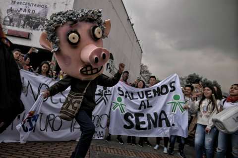 En imágenes: cómo se vive en Bogotá la marcha por la educación