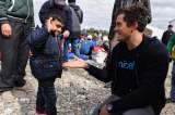 Orlando Bloom visita a niños sirios refugiados en frontera greco-macedonia