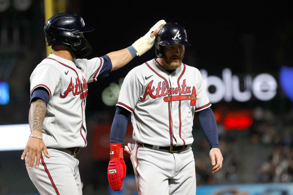 San Francisco (United States), 13/09/2022.- Atlanta Braves Vaughn Grissom (R) is greeted by Atlanta Braves Eddie Rosario (L) after they both scored on Atlanta Braves Dansby Swanson's two-run RBI single during the eighth inning of the Major League Baseball (MLB) game between the Atlanta Braves and the San Francisco Giants at Oracle Park in San Francisco, California, USA, 12 September 2022. (Estados Unidos) EFE/EPA/JOHN G. MABANGLO