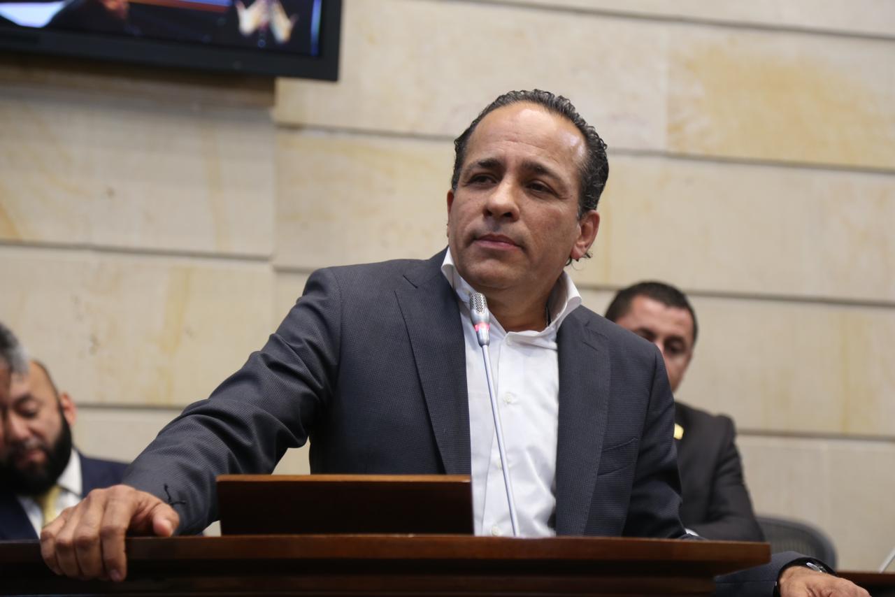 Alexander López.