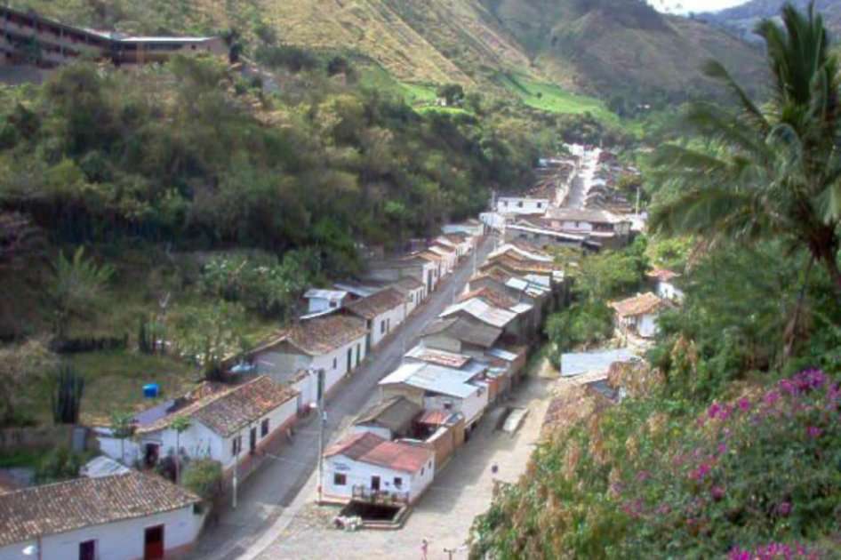 Los habitantes alertaron sobre la presencia de hombres armados en las calles del casco urbano.
