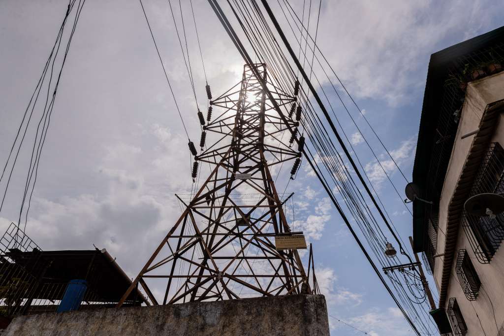 AME9637. CARACAS (VENEZUELA), 15/09/2023.- Fotografía de una torre de servicio eléctrico, el 8 de septiembre de 2023, en Caracas (Venezuela). En medio de una crisis de servicios básicos en Venezuela, el sector privado ha mostrado su disposición a trabajar con el Estado para recuperar y mejorar principalmente el suministro de energía eléctrica y agua potable, cuya prestación está en manos de empresas públicas.EFE/ Rayner Pena R