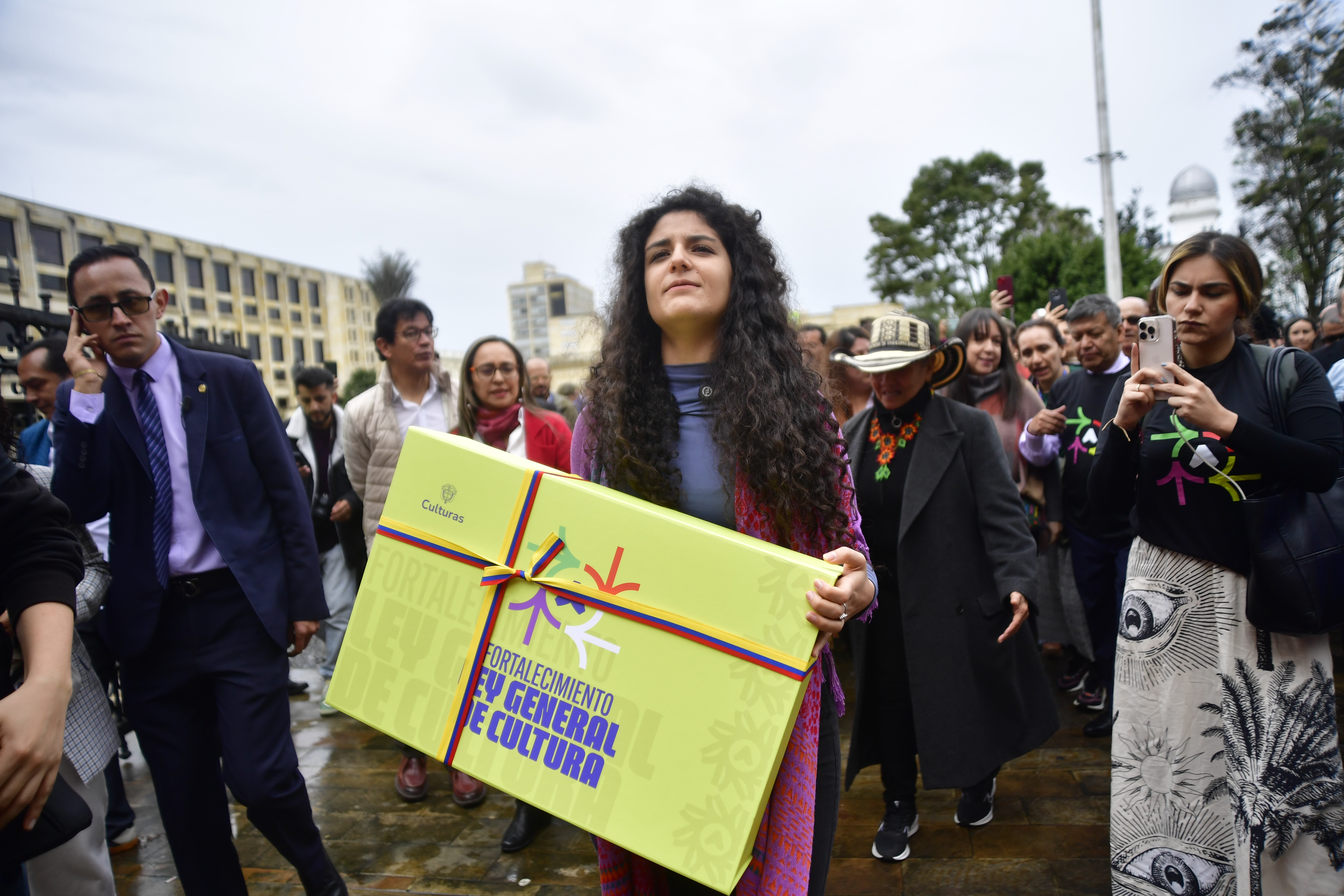 Ministra de Cultura durante la firma del proyecto de Ley general de Cultura en la Plazoleta Rafael Nuñez, proyecto de reforma que busca actualizar el marco normativo del sector cultural en Colombia
