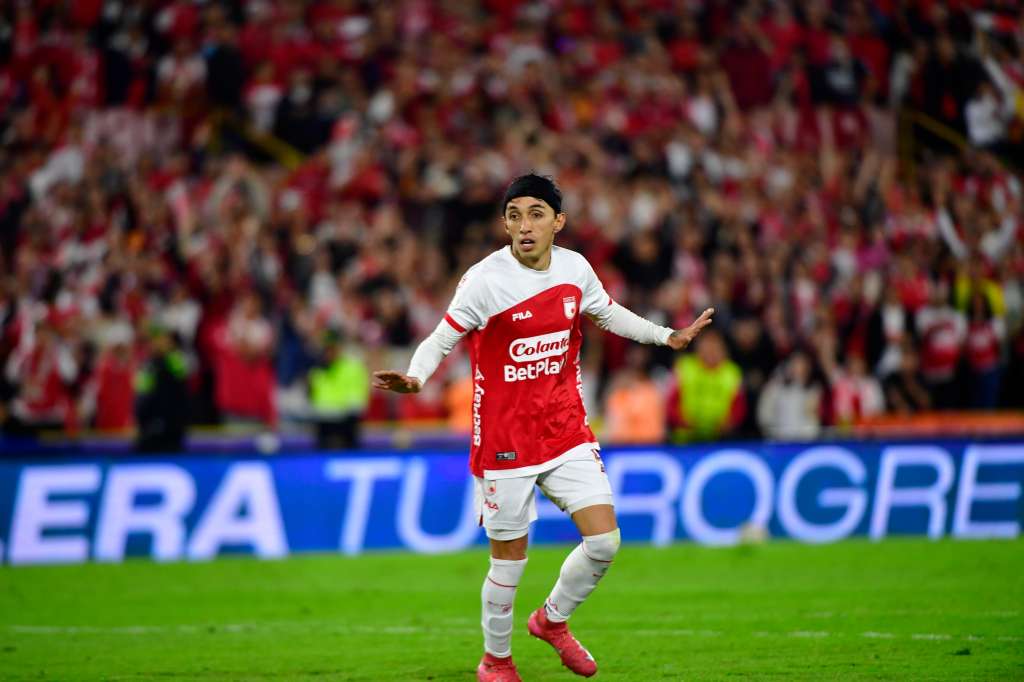 Jugador de Independiente Santa Fe durante el compromiso ante Atlético Nacional en el Estadio El Campin de Bogotá