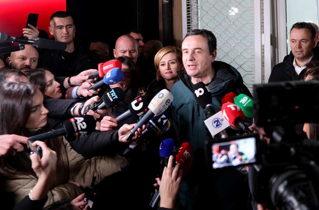 PRISTINA (Serbia), 10/02/2025.- Incumbent Prime Minister and leader of 'Vetevendosje' party, Albin Kurti (C) addresses the media after winning the parliamentary elections in Pristina, Kosovo, 09 February 2025. The Republic of Kosovo held the parliamentary elections with Kurti's party leading with 42 percent of the vote, a drop from the 50 percent Kurti received in 2021. (Elecciones) EFE/EPA/GEORGI LICOVSKI