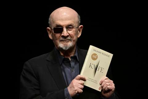 Rushdie comparece en juicio contra su atacante casi 36 años después de la “fetua”