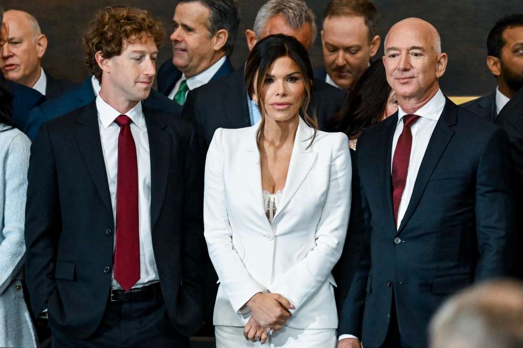 Washington (United States), 20/01/2025.- A picture made available on 24 January 2025 shows (L-R) Facebook CEO Mark Zuckerberg, Lauren Sanchez, and her fiance Amazon CEO Jeff Bezos during the inauguration of Donald J. Trump as the 47th president of the United States inside the Rotunda of the US Capitol building in Washington, DC, USA, 20 January 2025 (issued 24 January 2025). (Estados Unidos) EFE/EPA/KENNY HOLSTON / POOL