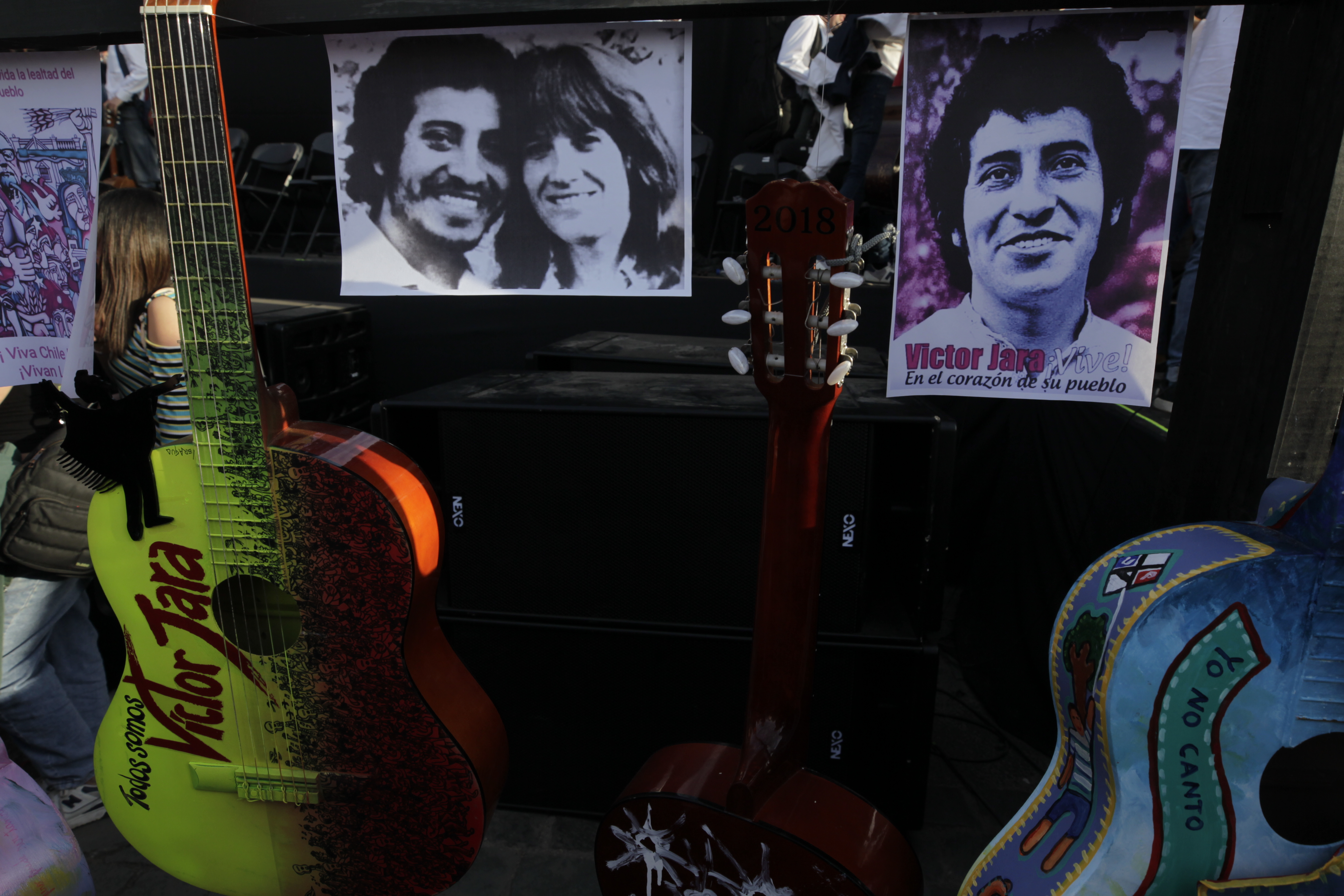 AME1012. SANTIAGO (CHILE), 19/09/2023.- Fotografía de guitarras decoradas e imágenes durante un acto en honor a Víctor Jara, hoy en Santiago (Chile). Durante el acto, conocido como las mil guitarras", se rindió homenaje al cantautor que fue torturado y asesinado por la dictadura de Augusto Pinochet. EFE/ Javier Martín Rodríguez