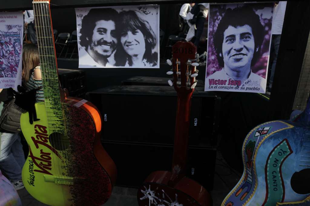 AME1012. SANTIAGO (CHILE), 19/09/2023.- Fotografía de guitarras decoradas e imágenes durante un acto en honor a Víctor Jara, hoy en Santiago (Chile). Durante el acto, conocido como las mil guitarras", se rindió homenaje al cantautor que fue torturado y asesinado por la dictadura de Augusto Pinochet. EFE/ Javier Martín Rodríguez