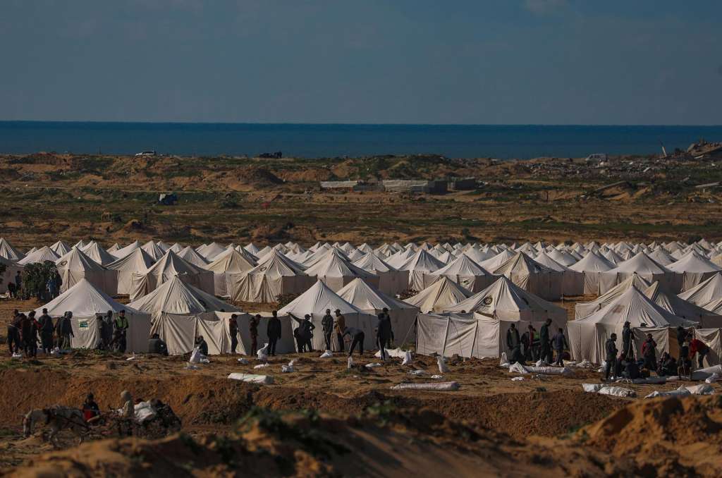 CENTRAL GAZA STRIP (---), 17/01/2026.- Palestinians prepare a camp to shelter displaced Palestinian families in the Netzarim area, located between the southern part of Gaza City and the central Gaza Strip, 17 January 2026, amid a ceasefire between Israel and Hamas. Around 1.9 million people in Gaza, nearly 90 percent of the population, have been displaced since the Israel-Hamas conflict began in October 2023, according to the UN. EFE/EPA/MOHAMMED SABER
