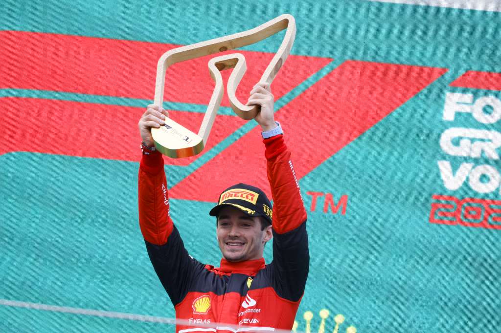 Spielberg (Austria), 10/07/2022.- Monaco's Formula One driver Charles Leclerc of Scuderia Ferrari lifts his first place trophy after winning the Formula One Grand Prix of Austria at the Red Bull Ring in Spielberg, Austria, 10 July 2022. (Fórmula Uno) EFE/EPA/RONALD WITTEK