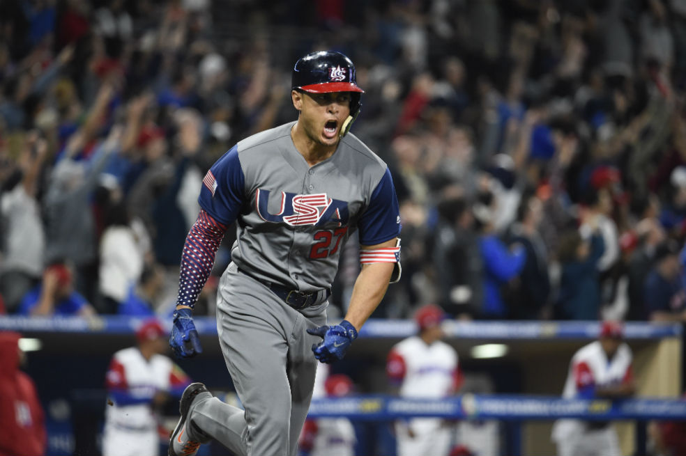 Giancarlo Stanton, jardinero de Estados Unidos, conectó cuadrangular para poner a su equipo arriba en el marcador. / AFP