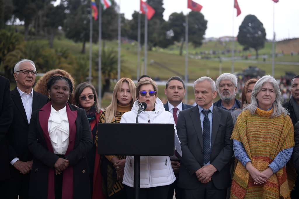 Gabinete de gobierno, acompañando al presidente Gustavo Petro en su discurso desde el Puente de Boyacá.