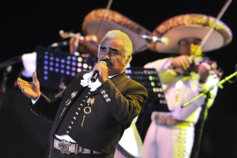Vicente Fernández bajo «pronóstico reservado» tras cirugía de urgencia
