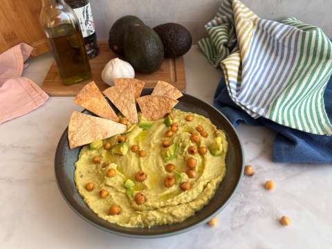 Prepara en 10 minutos este hummus de aguacate