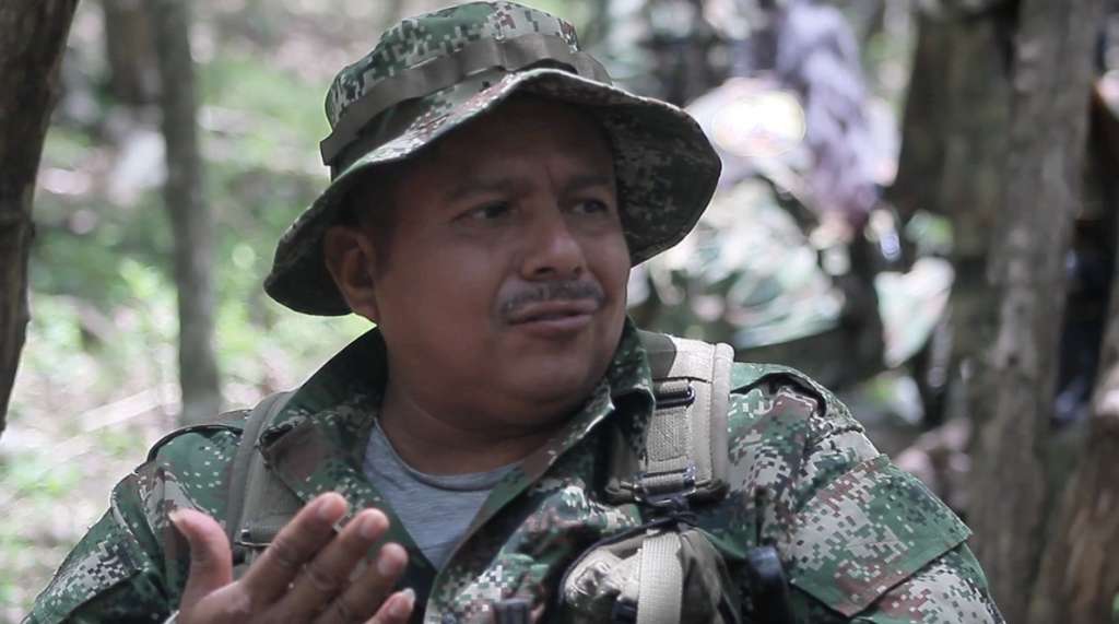 El Espectador revela la investigación de la Fundación Pares, que llegó hasta el corazón de las disidencias de las Farc en Cauca.  “Jonnier”, tercero al mando en la estructura liderada por Gentil Duarte e Iván Mordisco explica las diferencias con el grupo liderado por Iván Márquez, Jesús Santrich y Romaña. Intenta justificar el reclutamiento de menores a partir de “normas” de una guerrilla que ya se desmovilizó y dice que los firmantes de la paz por parte de las Farc traicionaron el espíritu revolucionario y que hasta mataron a quienes se oponían al proceso. Mientras el país entero exige que cese la violencia, él no suelta el fusil y admite que se lucran del narcotráfico.