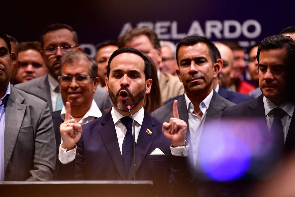 Presidente electo de Colombia durante el octavo empalme regional junto al gobernador de Cundinamarca, Jorge Emilio Rey, y varios alcaldes del departamento