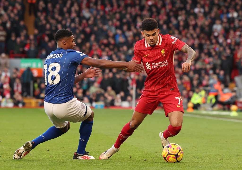 Liverpool (United Kingdom), 25/01/2025.- Ben Johnson of Ipswich Town (L) in action against Luis Diaz of Liverpool (R) during the English Premier League match between Liverpool FC and Ipswich Town, in Liverpool, Britain, 25 January 2025. (Reino Unido) EFE/EPA/ADAM VAUGHAN EDITORIAL USE ONLY. No use with unauthorized audio, video, data, fixture lists, club/league logos, 'live' services or NFTs. Online in-match use limited to 120 images, no video emulation. No use in betting, games or single club/league/player publications.