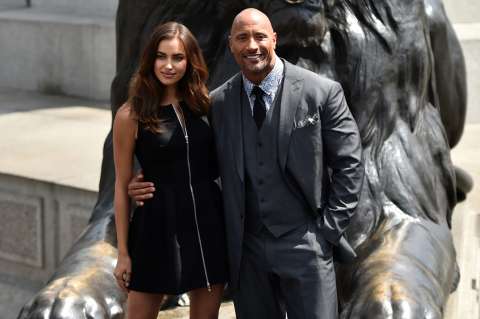 Lejos de Cristiano Ronaldo, Irina Shayk promociona su primera película