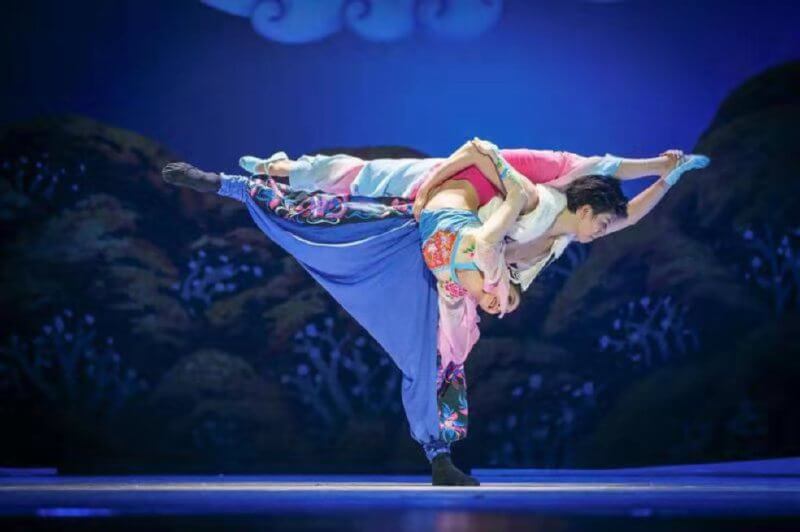 En el montaje “Viaje por la milenaria danza china” participan 24 artistas, entre cantantes y bailarines. / Cortesía Teatro Mayor