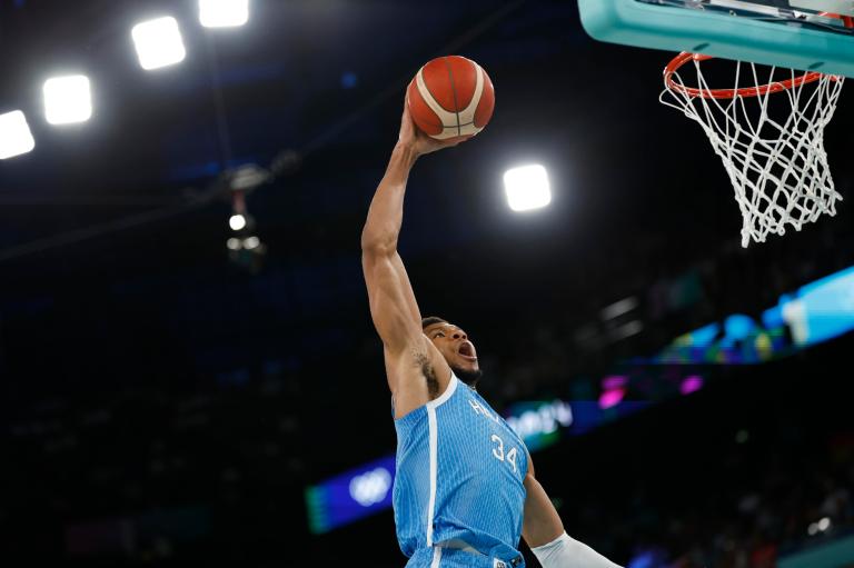 Paris (France), 06/08/2024.- Giannis Antetokounmpo of Greece in action during the Men quarterfinal match between Greece and Germany of the Basketball competitions in the Paris 2024 Olympic Games, at the Bercy Arena in Paris, France, 06 August 2024. (Baloncesto, Francia, Alemania, Grecia) EFE/EPA/CAROLINE BREHMAN