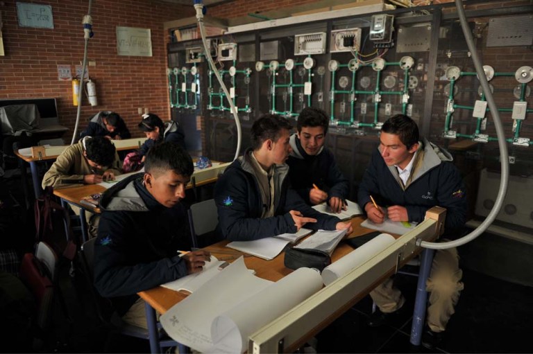 El plan para mejorar los colegios de Colombia e implementar la jornada única